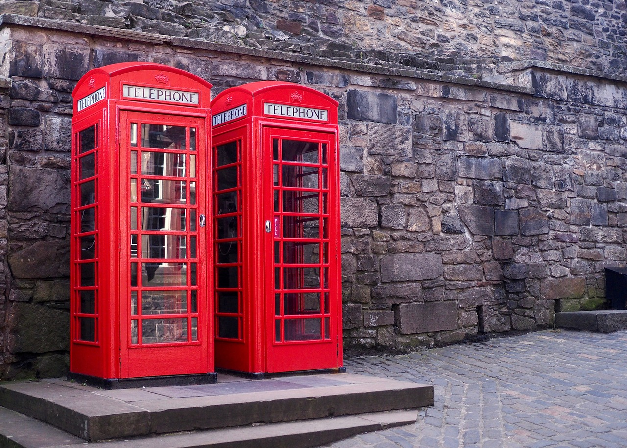 Британия телефон. Красная Лондонская телефонная будка. Красная будка в Лондоне. Телефонная будка Лондон Великобритания. Красные Телефонные будки в Великобритании.